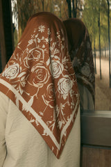 Foulard carré en satin – 110 x 110 cm (Camélia) marron Lefoulardcarré