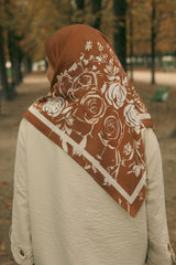 Foulard carré en satin – 110 x 110 cm (Camélia) marron Lefoulardcarré