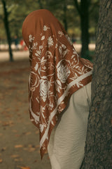 Foulard carré en satin – 110 x 110 cm (Camélia) marron Lefoulardcarré