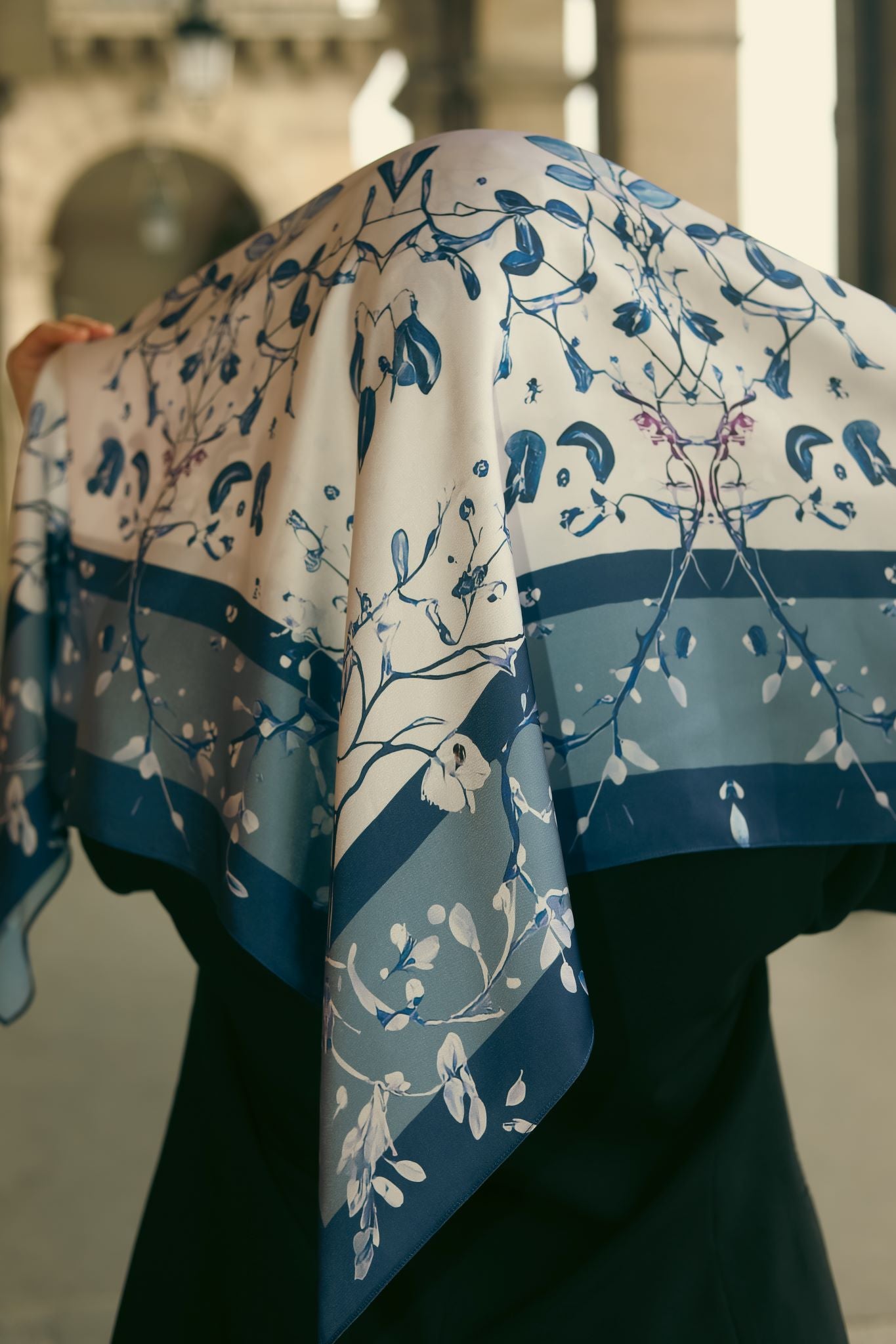 Foulard carré en satin – 110 x 110 cm (Layali) bleu Lefoulardcarré