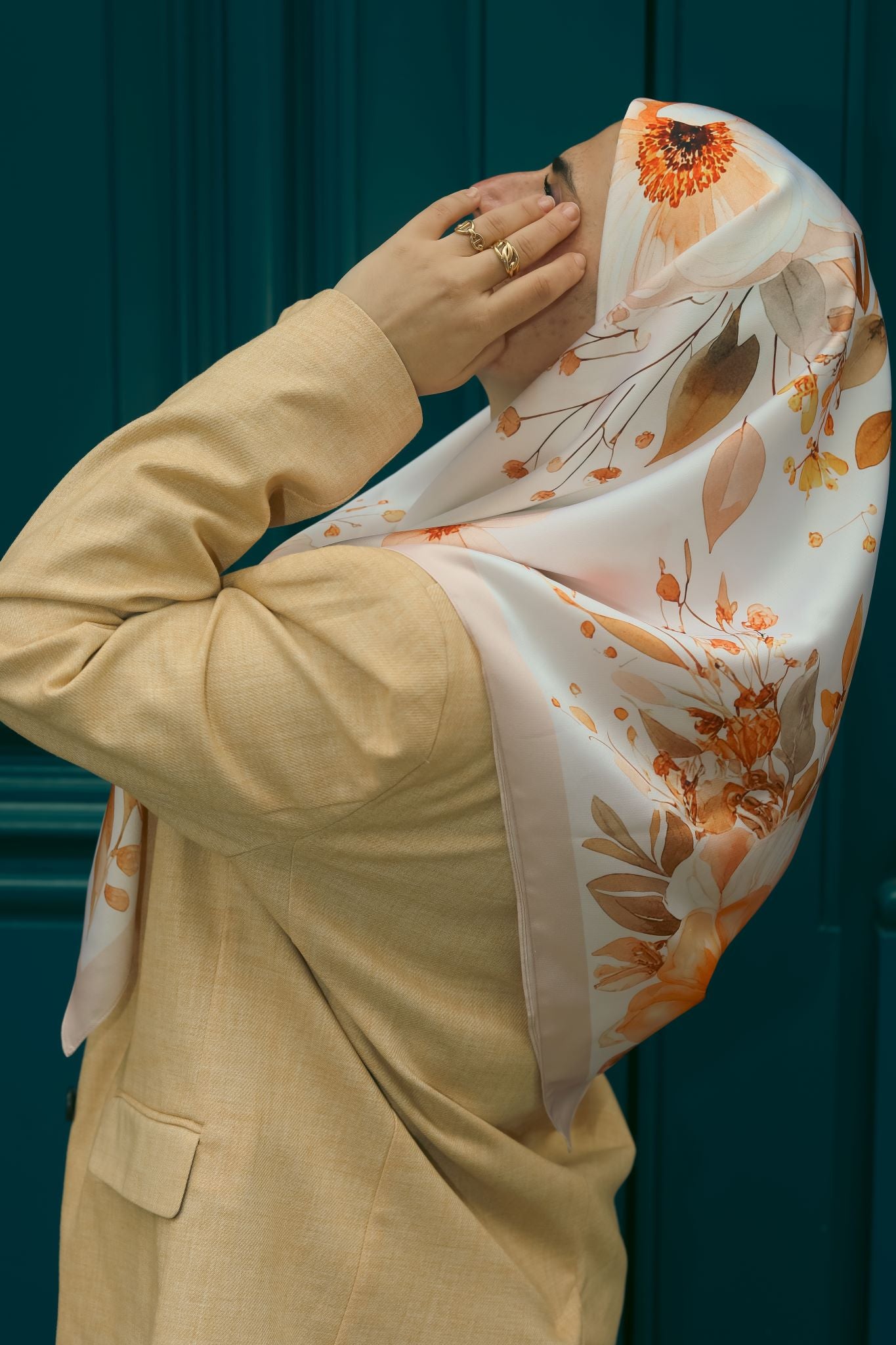 Foulard carré en satin – 110 x 110 cm (Yasmin) orange et beige Lefoulardcarré