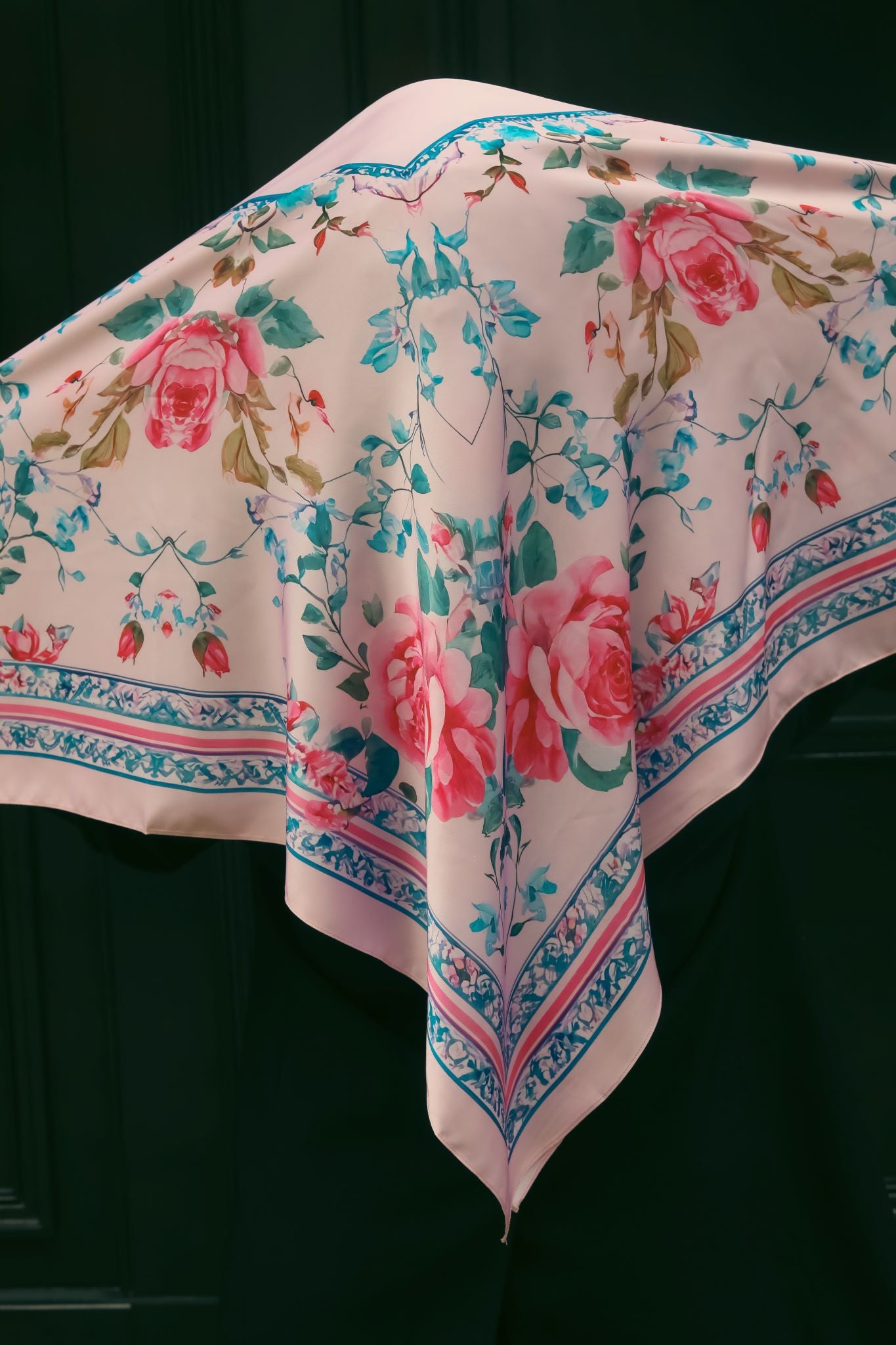 Foulard carré en satin – 110 x 110 cm (Zahra) bleu et rose Lefoulardcarré