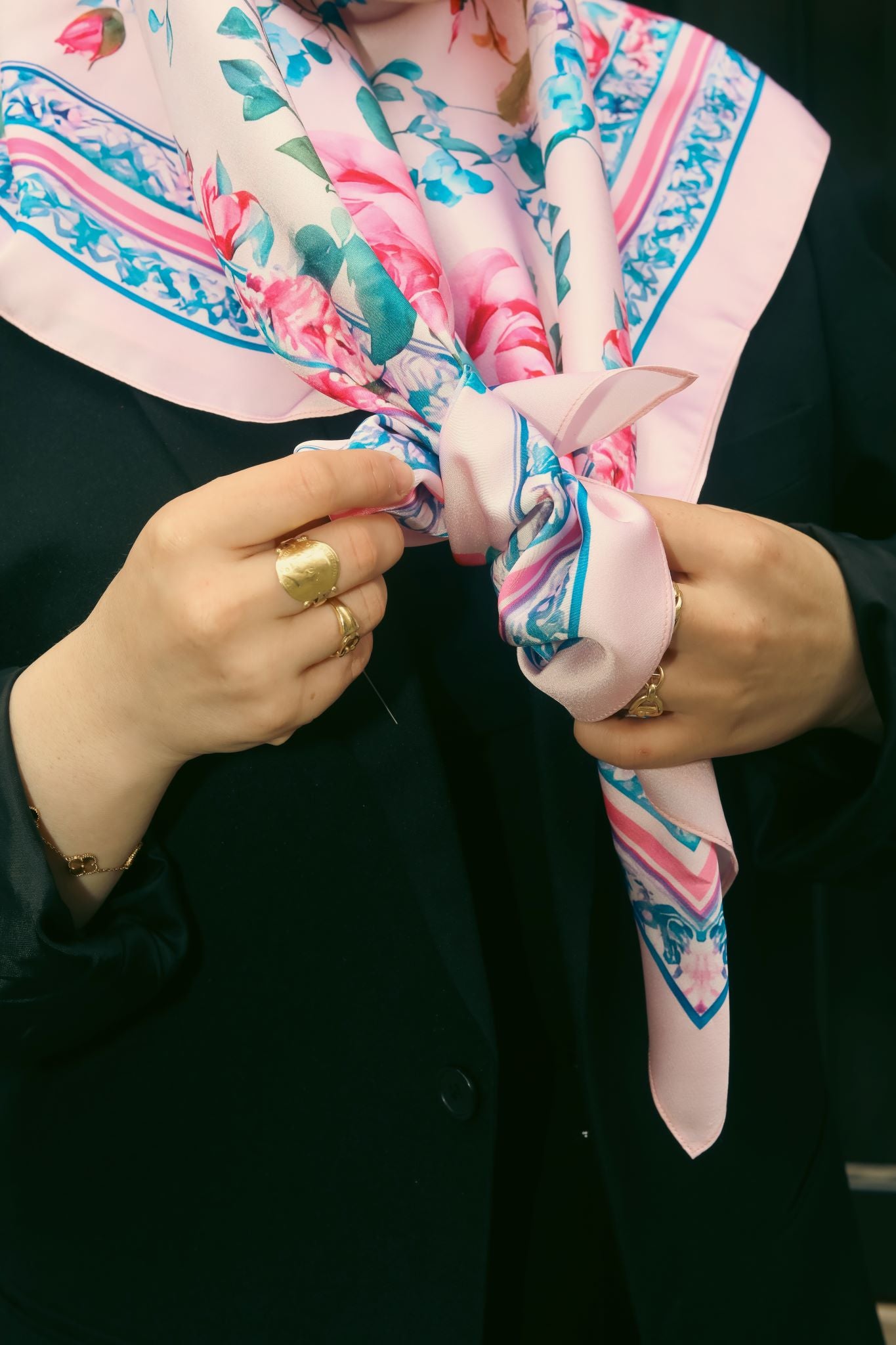 Foulard carré en satin – 110 x 110 cm (Zahra) bleu et rose Lefoulardcarré
