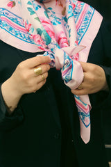 Foulard carré en satin – 110 x 110 cm (Zahra) bleu et rose Lefoulardcarré