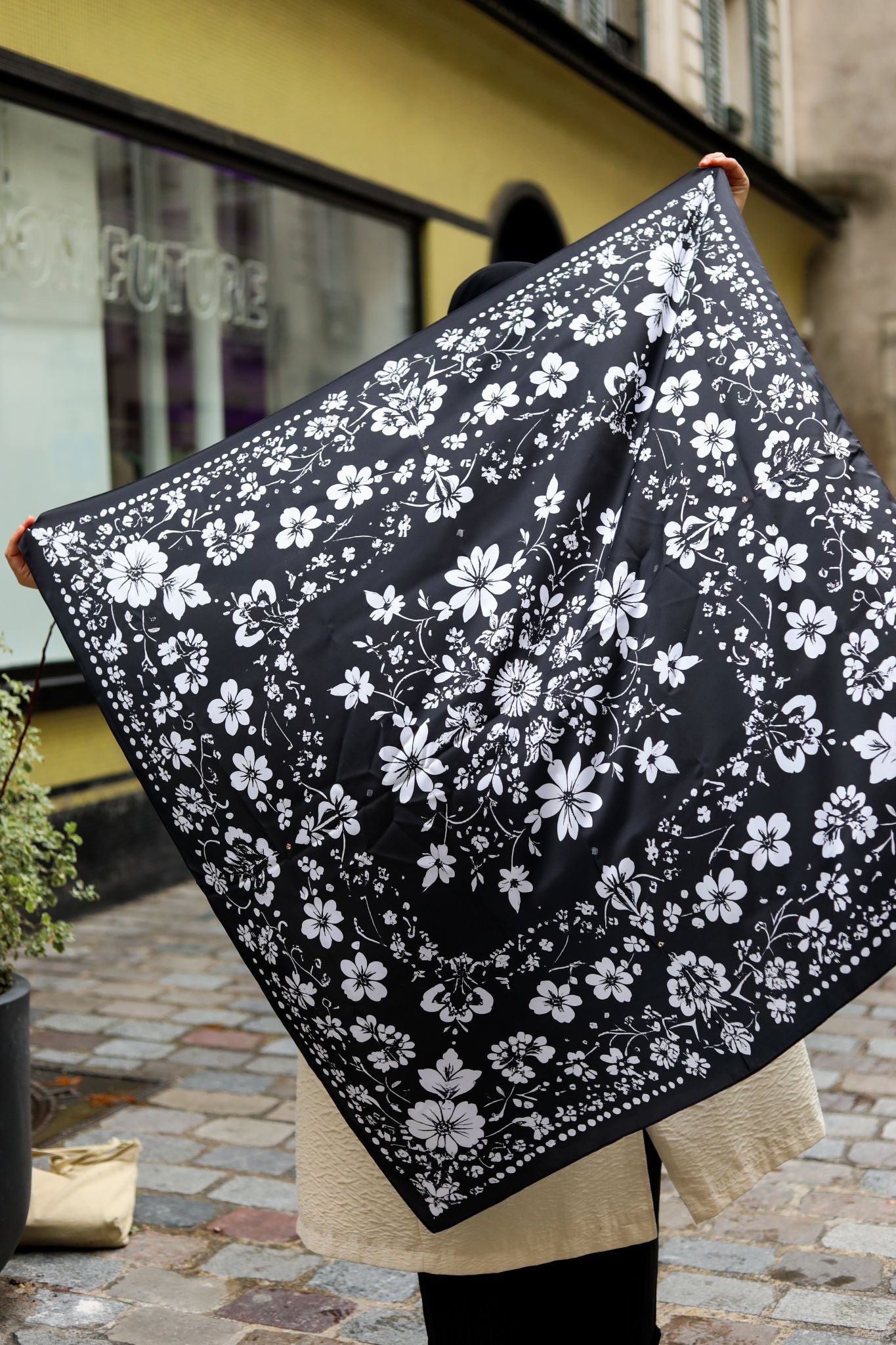 Foulard en satin carré 110x110 cm – Aswad Lefoulardcarré