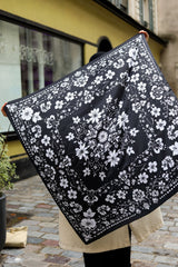 Foulard en satin carré 110x110 cm – Aswad Lefoulardcarré