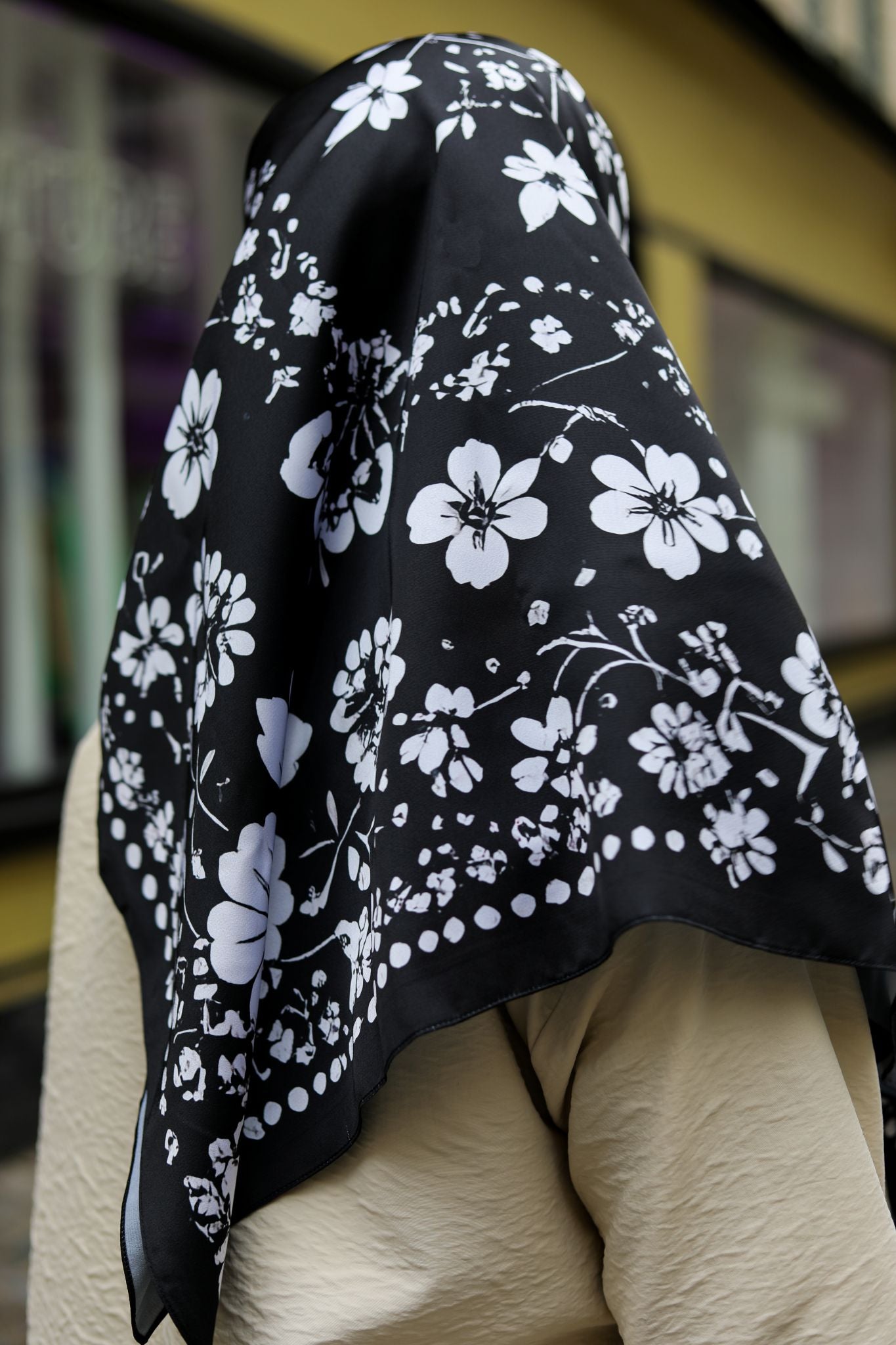 Foulard en satin carré 110x110 cm – Aswad Lefoulardcarré