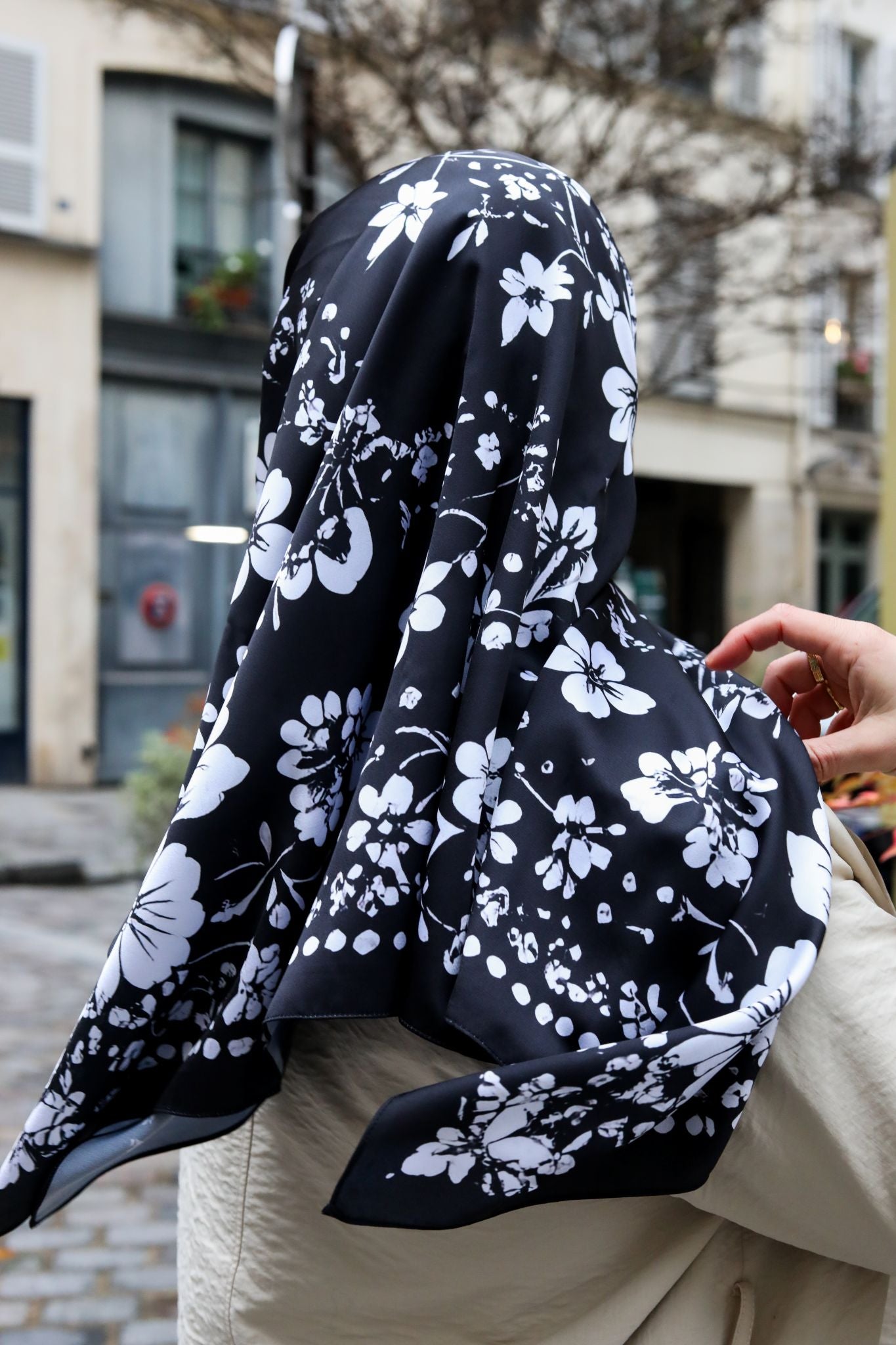 Foulard en satin carré 110x110 cm – Aswad Lefoulardcarré