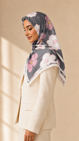 Foulard carré coton Perle – Floral pastel sur fond gris 110x110 Lefoulardcarré