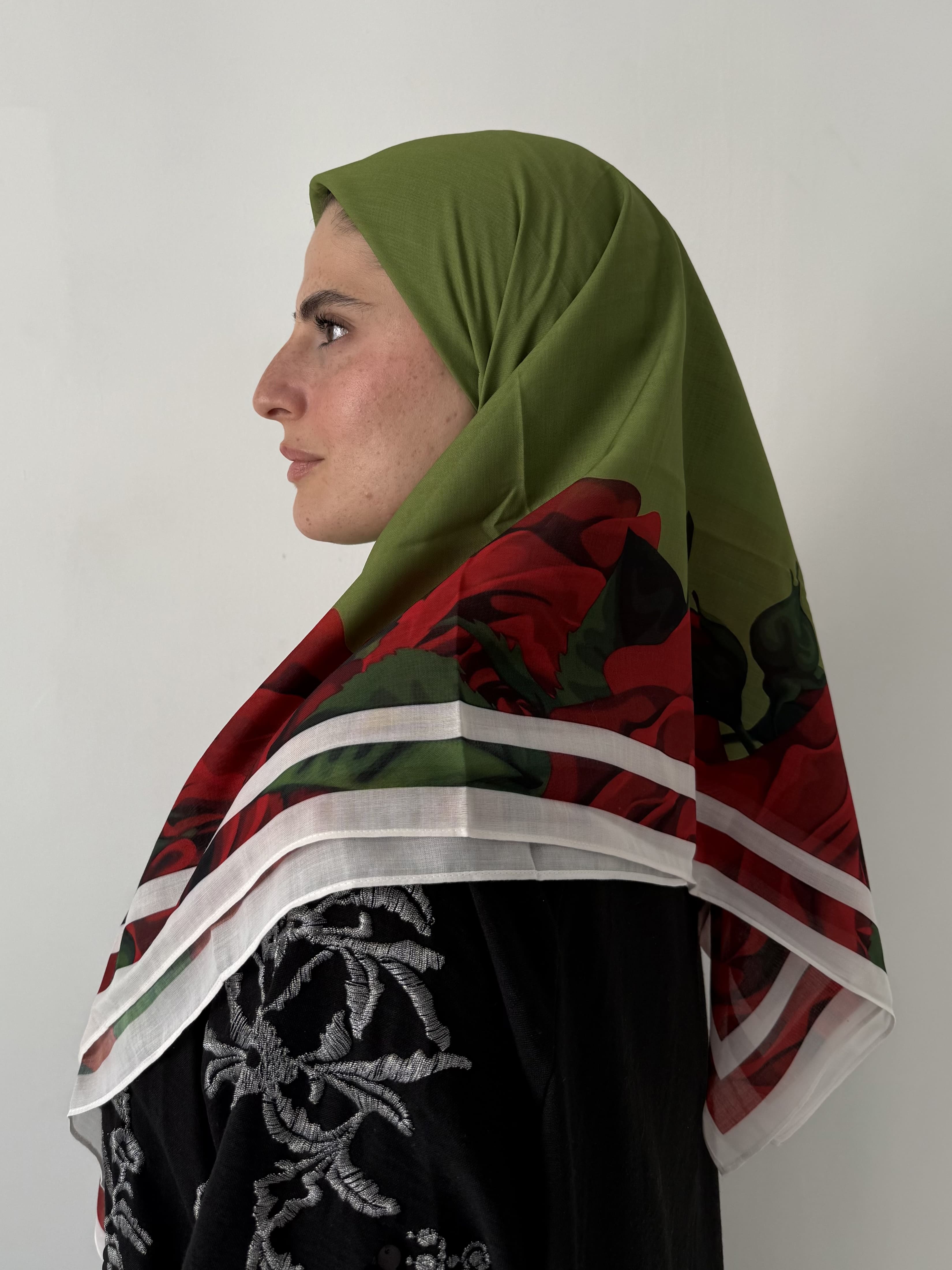Foulard carré rouge coton 110x110 porté par modèle