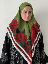 Foulard carré rouge coton 110x110 porté par modèle

