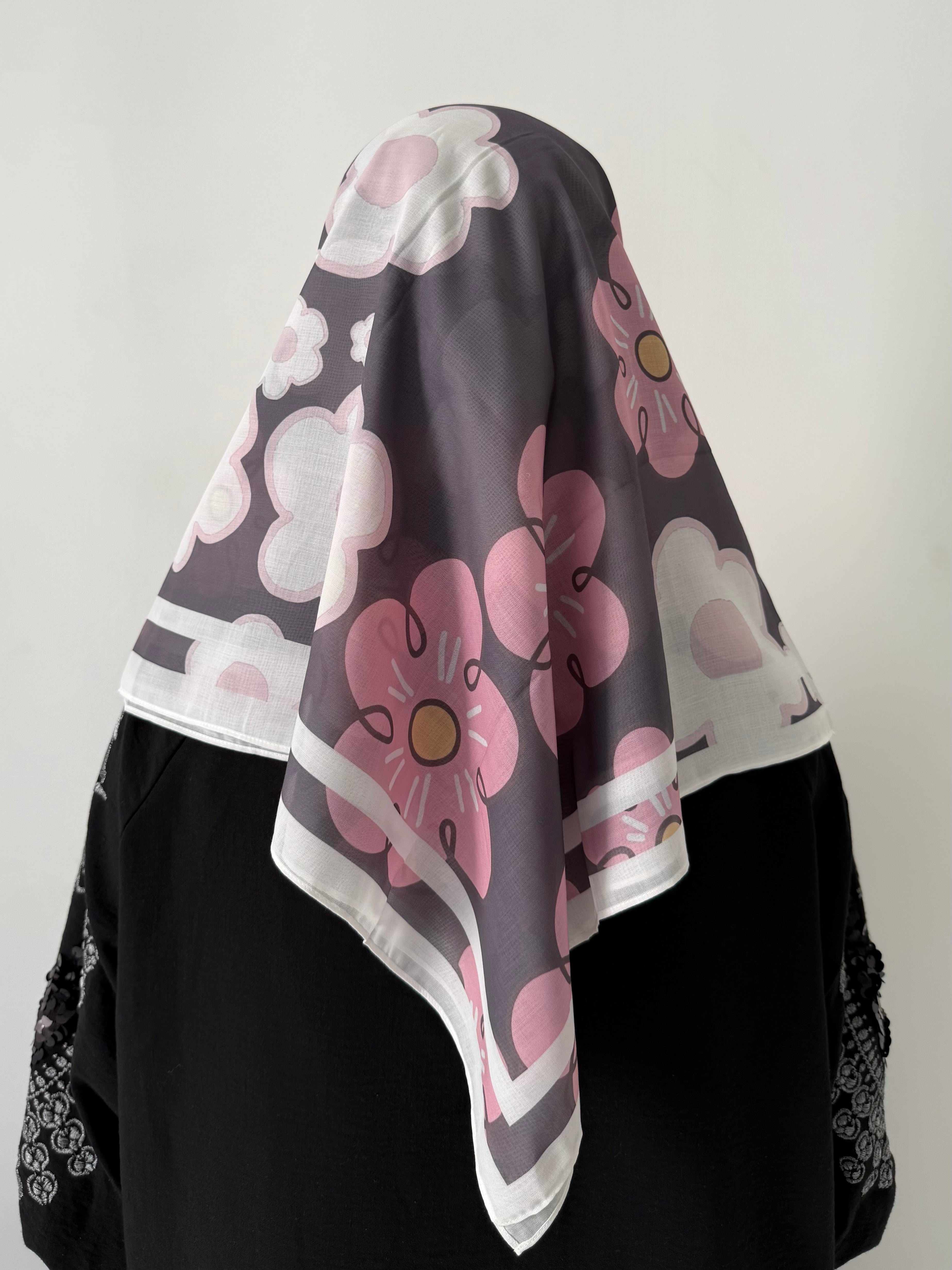 Foulard carré coton Perle – Floral pastel sur fond gris 110x110 Lefoulardcarré