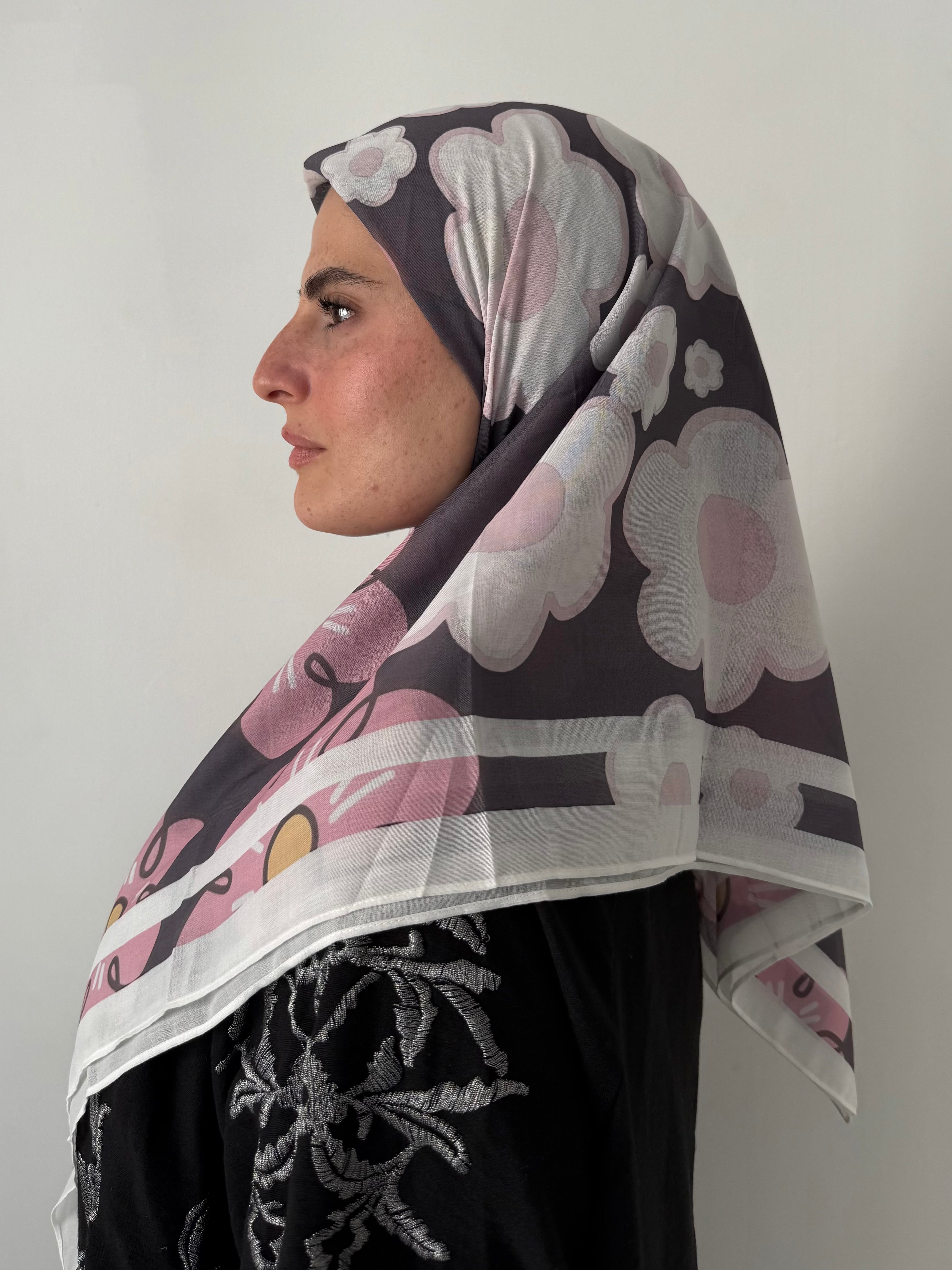 Foulard carré coton Perle – Floral pastel sur fond gris 110x110 Lefoulardcarré