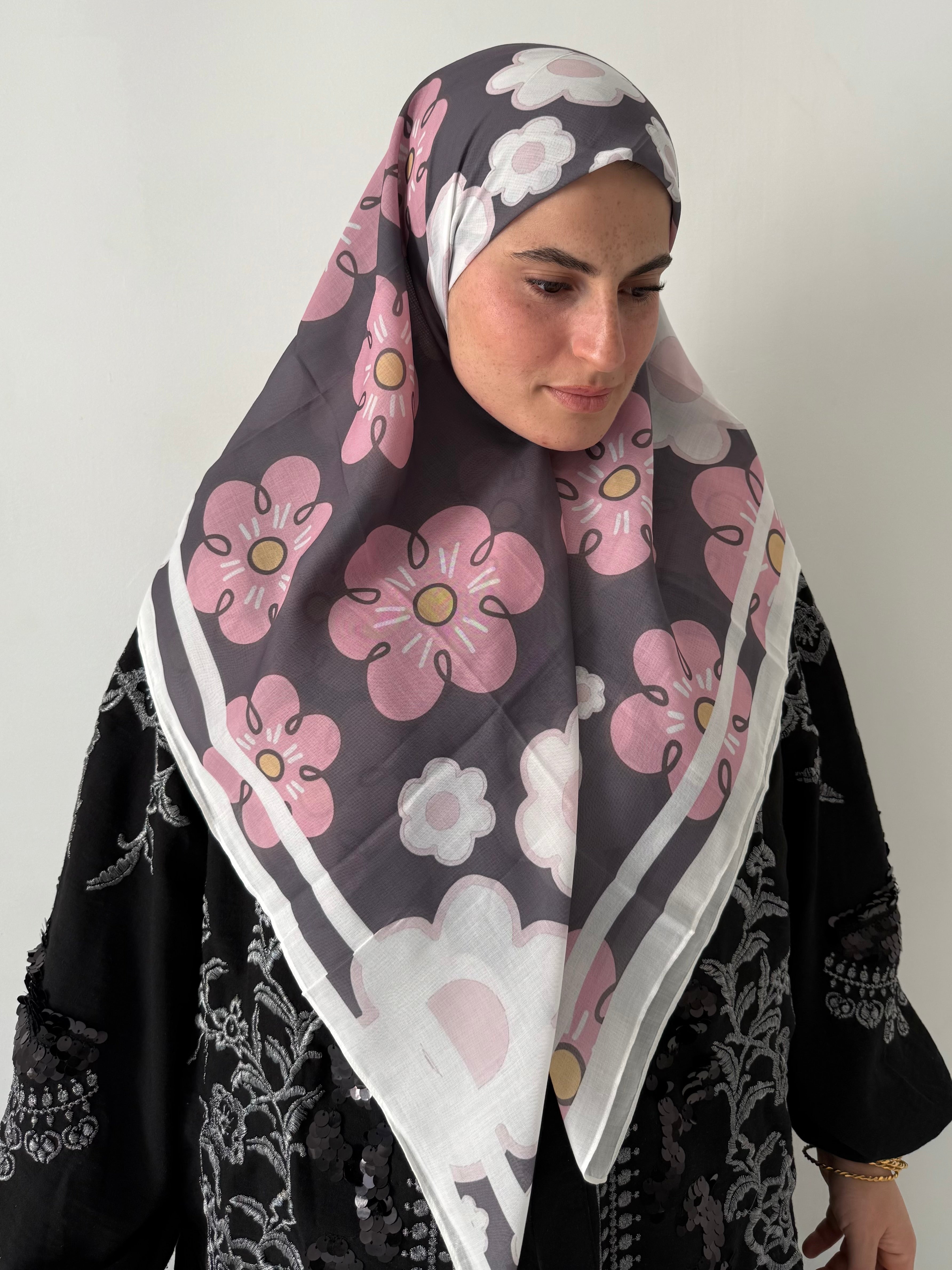 Foulard carré coton Perle – Floral pastel sur fond gris 110x110 Lefoulardcarré