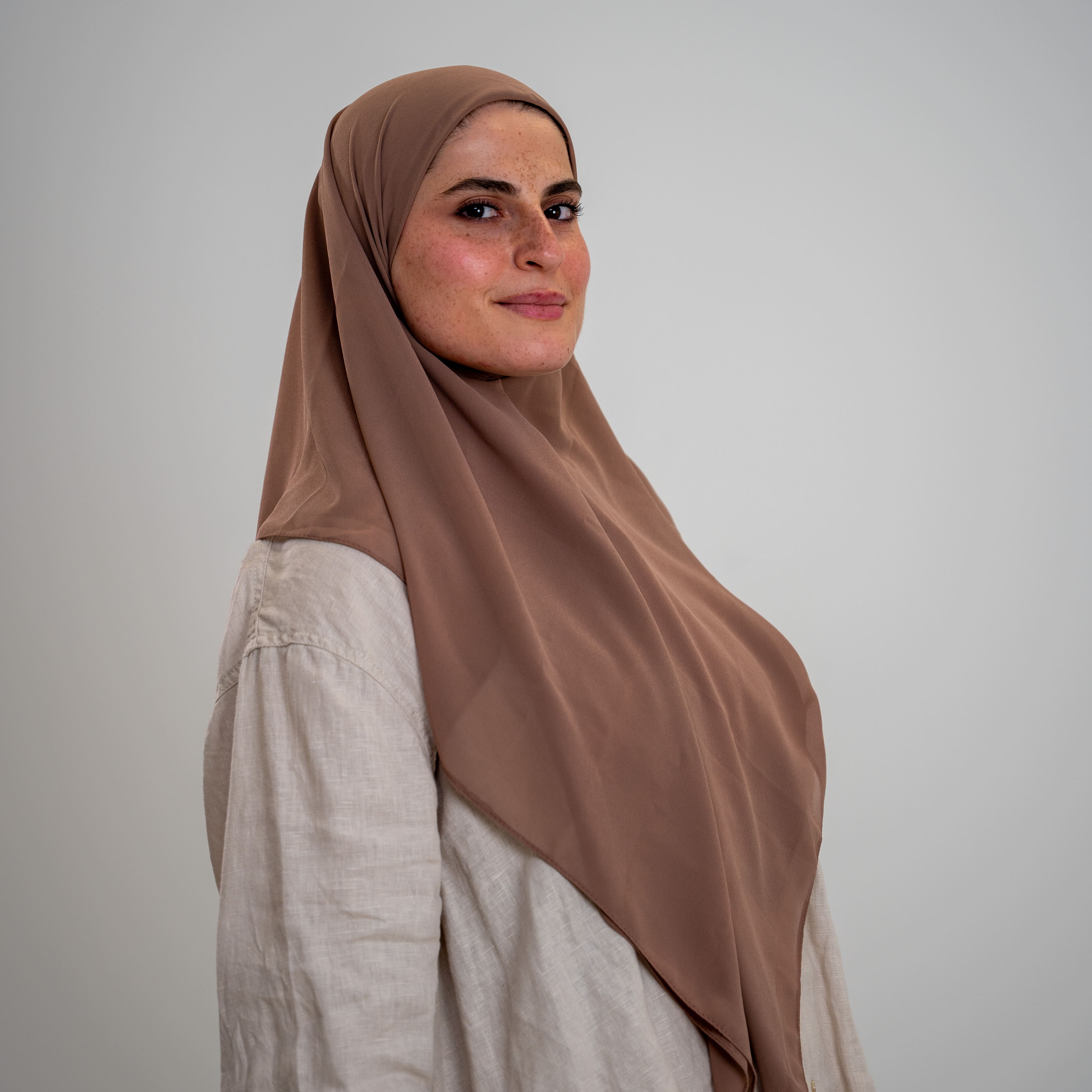Foulard Mousseline Carré 110x110 cm – Chic et Aérien (Taupe) Lefoulardcarré