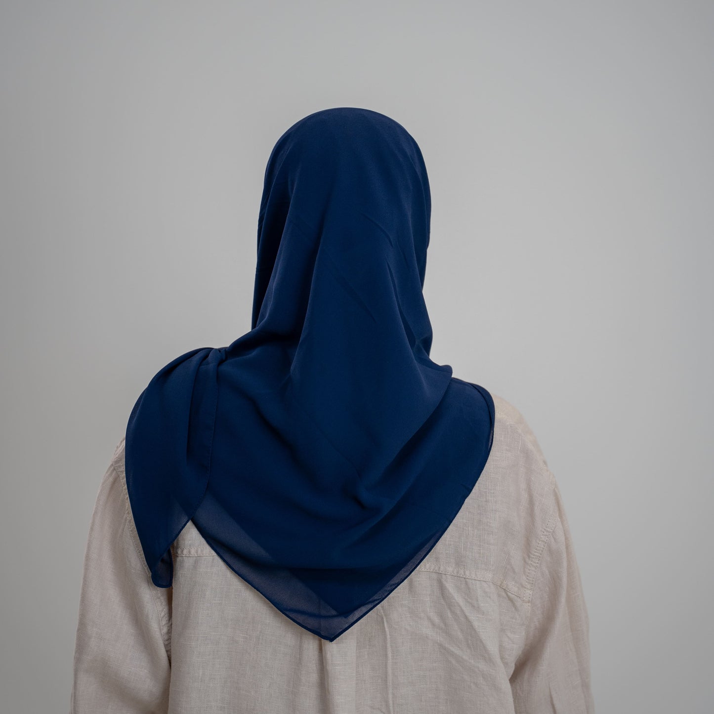 Foulard Mousseline Carré 110x110 cm – Chic et Aérien (Bleu Marine)