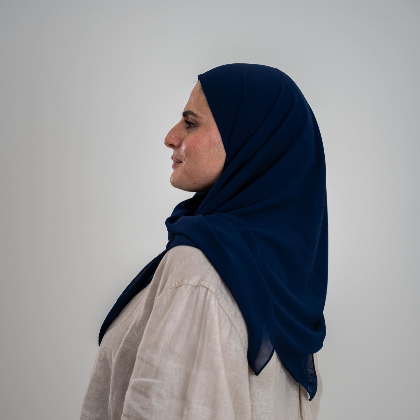 Foulard Mousseline Carré 110x110 cm – Chic et Aérien (Bleu Marine)