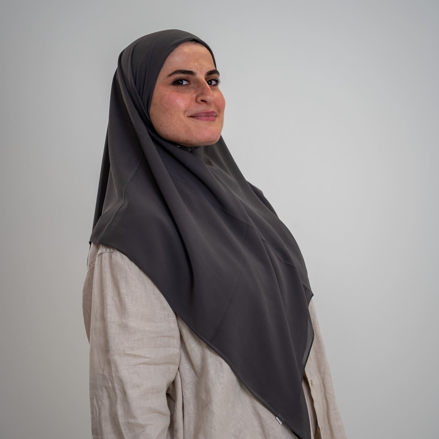 Foulard Mousseline Carré 110x110 cm – Chic et Aérien (Gris)